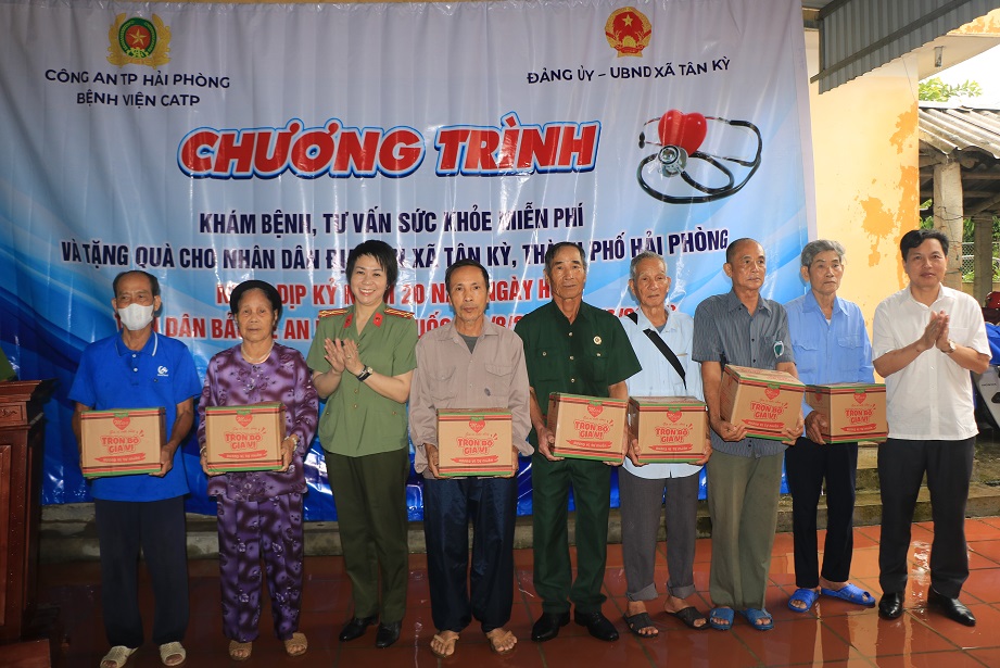 Bệnh viện CATP khám bệnh, cấp phát thuốc miễn phí cho nhân dân, đối tượng chính sách ở xã Tân Kỳ